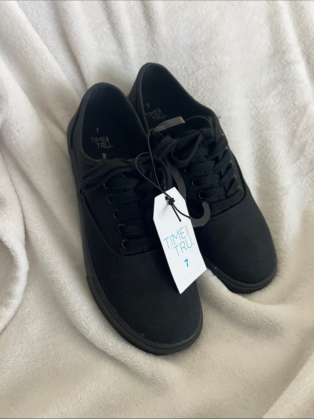 NWT women’s size 7 Black Canvas Lace-Up Sneakers